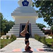 Soy profesora de Hatha Yoga con 1 año de experiencia ya como maestra, avalado por Yoga Alliance, tengo más de 8 años tomando clase